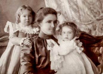 Carrie Poythress with her daughters Willie Mae (Standing) and Grace circa 1899.